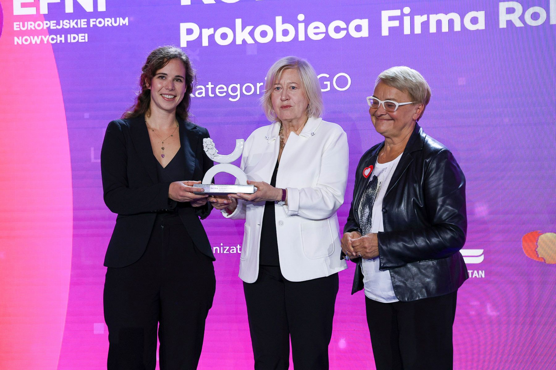 Karolina Guzek, członkini zarządu Stowarzyszenia Robisz.to odbiera nagrodę Równowaga Prokobieca Firma Roku 2023